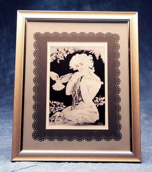 Scalloped Lace Picture Frame